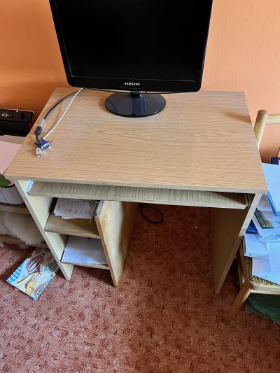 Počítačový stolek a kolečková židle