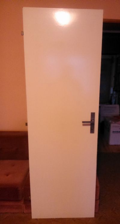 Zachovalé dveře plné s klikou - 65 cm, levé