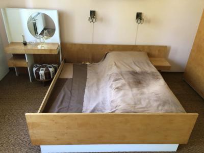 vybavení ložnice - postel, skříň, lampičky, toaletní stolek