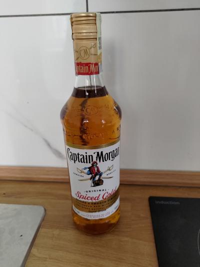 Neotevřený rum Captain Morgan