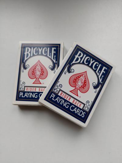 Dva balíčky karet na poker