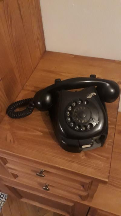 Starozitny telefon