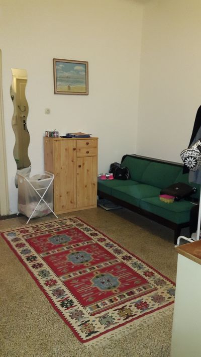 Starší gauč, skřín z masivu a menší skřínka