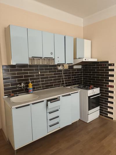 Retro kovová kuchyně s digestoří