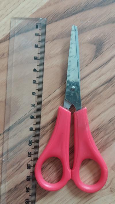 Malé nůžky s 5cm měřítkem