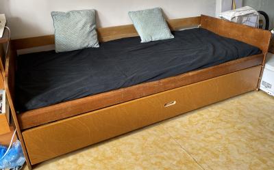 Pevnou solidni postel s uložnym prostorem