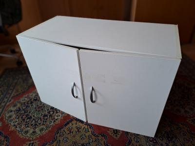 Dvě kompatibilní bílé skříňky