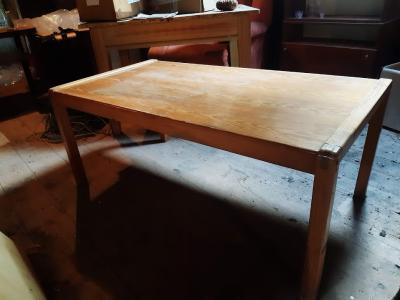 Dřevěný nízký stolek