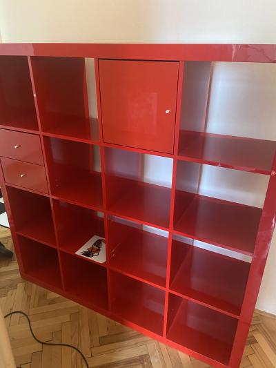 Červená knihovna IKEA
