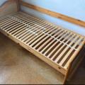 Dřevěná postel s roštem
