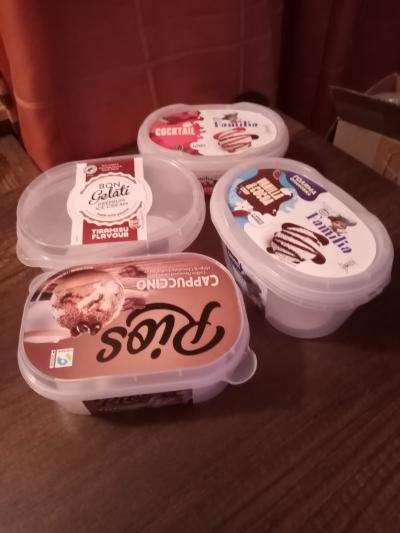krabičky od zmrzlin , několik kůsů