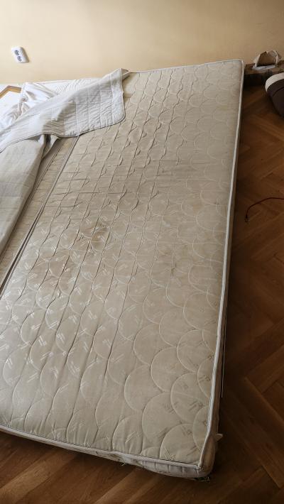 dvě staré matrace