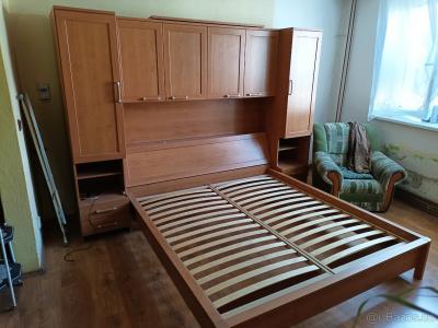 Postel se stenou / loznicova stena