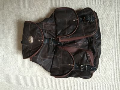Hnědý kožený batůžek