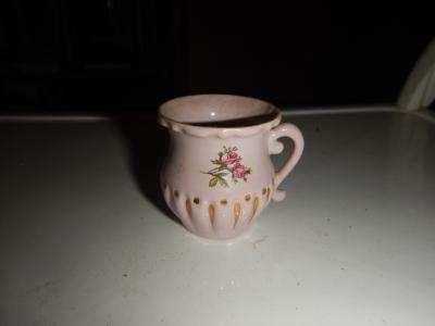 Miniatura z růžového porcelánu