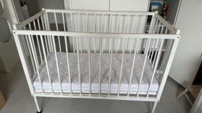 Dětská postýlka na kolečkách