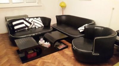 Moderní černá sedací souprava 3+2+1 a stolek