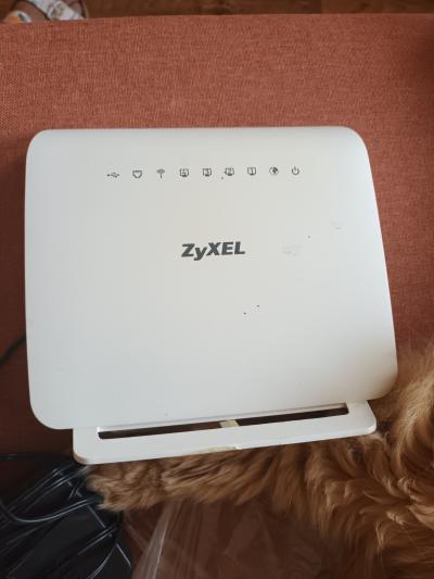 Router Zyxel s příslušenstvím.