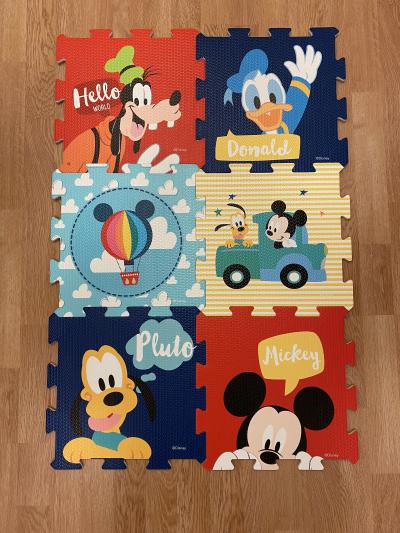 Pěnové puzzle Mickey Mouse a koberec Ikea pro auta