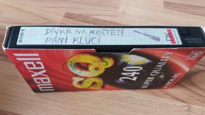 DÍVKA NA KOŠTĚTI A PÁNI KLUCI NA VHS/ VIDEOKAZETA