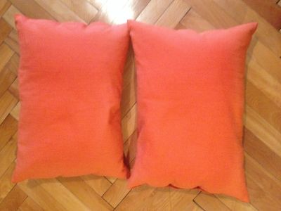 Dva oranžové polštáře