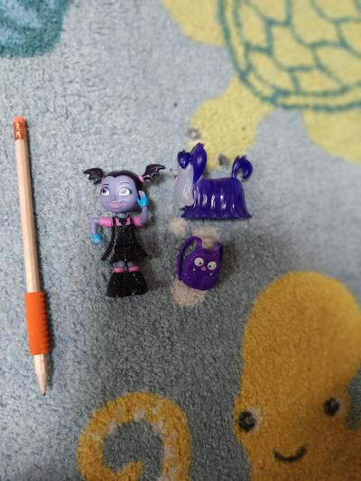 Vampirina s batohem a pejskem