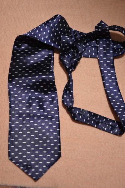 tmavě modrá saténová kravata s puntíky