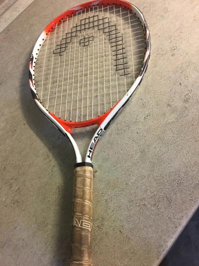 Tenisovou raketu Head