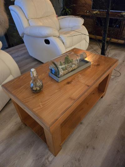 Dřevěný stolek se skleněnou deskou