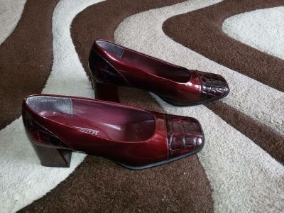 Damska obuv velikost 37 leskle cervene