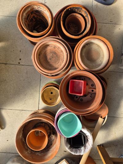 Květináče různé, pouze celek