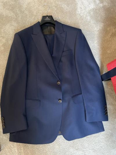 Nenošený oblek na míru