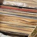 Různé vinylové desky, přibližně 45 kusů.