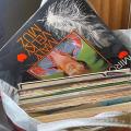 Různé vinylové desky, přibližně 45 kusů.