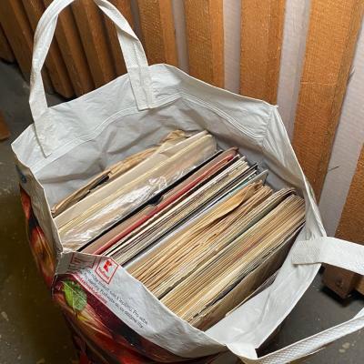 Různé vinylové desky, přibližně 45 kusů.