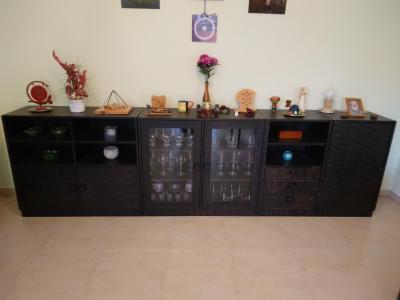 Dřevěná skříňková stěna