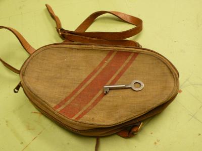 starobylá drátěná ramínka...