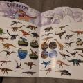 Omalovánky a samolepková knížka Dinosauři