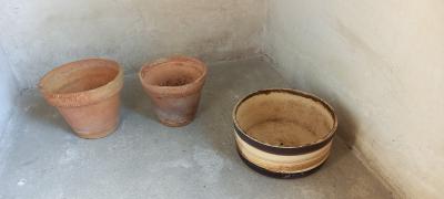 Staré hlinene kvetinace