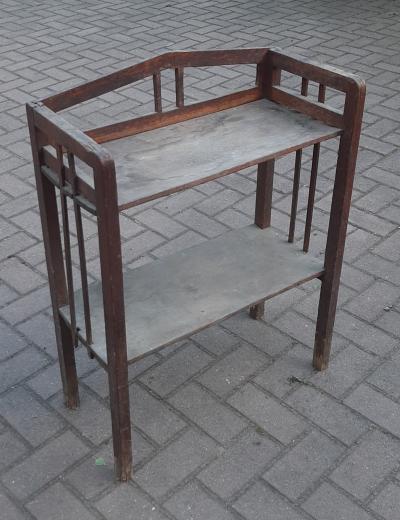 starý poškozený stolek/police