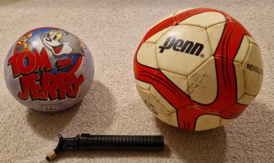 Míč fotbalový a dětský, plus pumpička