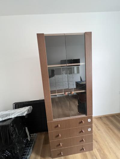Skříňka s prasklým sklem