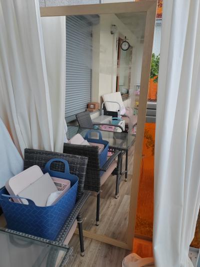 Velké zarámované zrcadlo