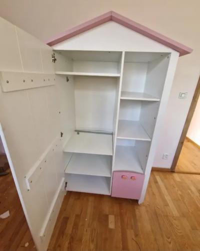 Dětská skříň domeček