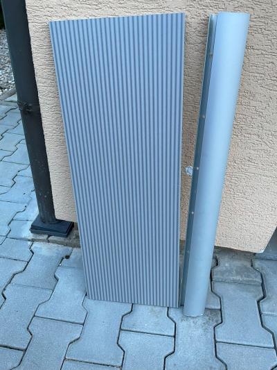 Polici o rozměrech 80 cm x 28 cm.