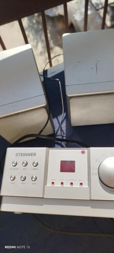 Malinké rádio s CD přehrávačem a repráky