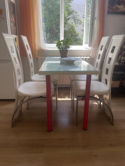 Malý jidelní stůl + 4 židle kovové /z bílou koženkou/