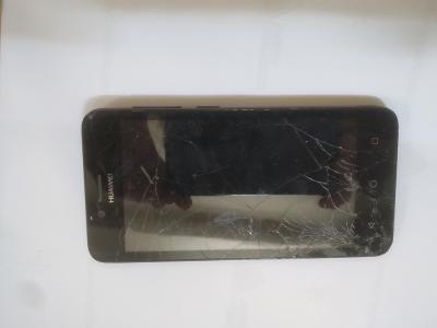 Rozbitý mobil Huawei