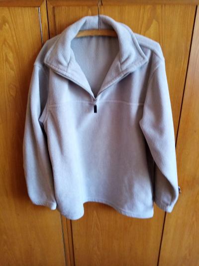 velká šedá míkina přes hlavu