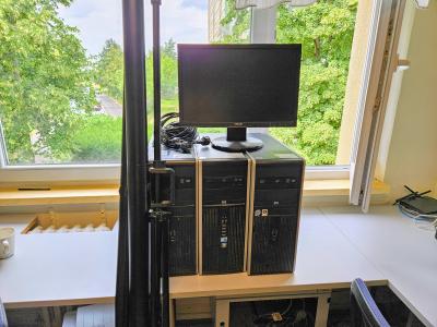 Daruji 3xPC, 1xLCD, projekční plátno
